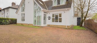 6BR Mansion With Games Room & Hot Tub