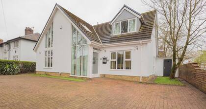 6BR Mansion With Games Room & Hot Tub