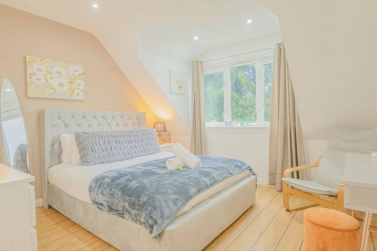 6 bedrooms, desk, iron/ironing board, WiFi