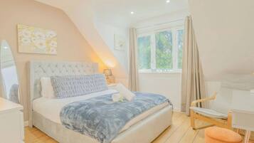 6 bedrooms, desk, iron/ironing board, WiFi