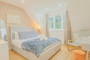 6 bedrooms, desk, iron/ironing board, WiFi - 6BR Mansion With Games Room & Hot Tub (Cardiff)