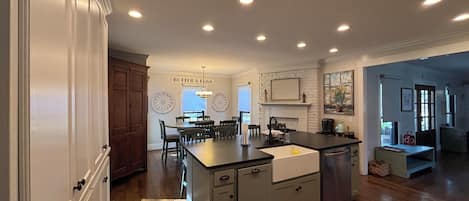 المنشأة من الداخل