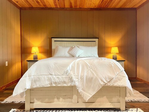 Sunset Valley Retreat • 5 Fenced Acres • Near Lake