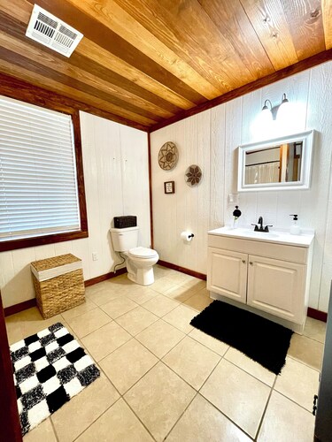 Sunset Valley Retreat • 5 Fenced Acres • Near Lake