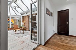Interior - Corner View - Welcoming family home with conservatory (Bearsden)
