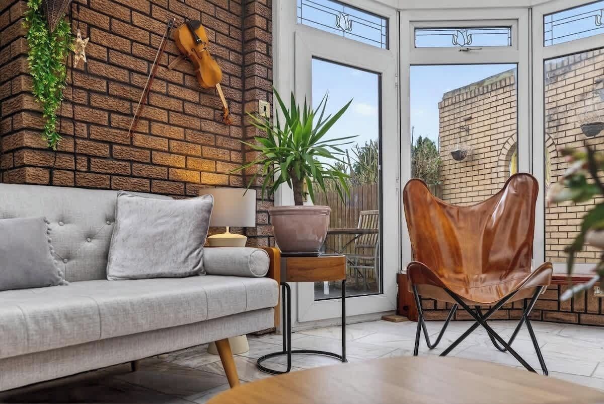 TV, fireplace, offices