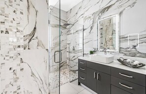Dusche, Whirlpool, Handtücher, Seife