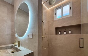 Douche, sèche-cheveux