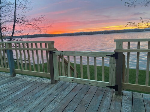 Million dollar views and privacy on Lake Champlain Pets Welcome