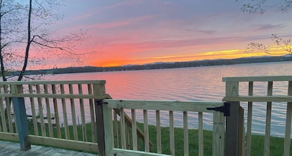 Million dollar views and privacy on Lake Champlain Pets Welcome