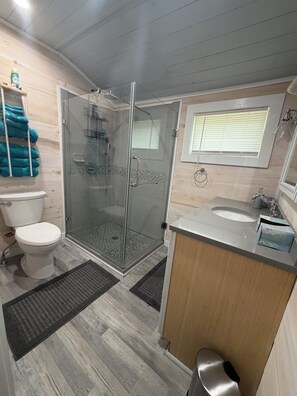 Shower, hair dryer, towels, toilet paper - Million dollar views and privacy on Lake Champlain Pets Welcome (Crown Point)