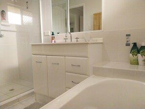 Dusche, Handtücher, Toilettenpapier