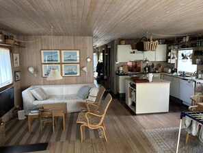TV, fireplace - Lovely holiday home with annex and facilities (Frederiksværk)
