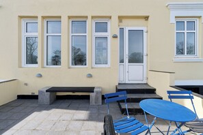 Outdoor dining - Bright apartment with open sea views (Allinge)