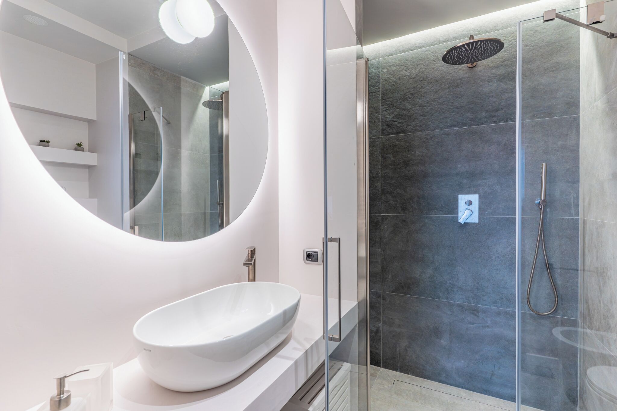 Asciugacapelli, bidet, asciugamani, sapone