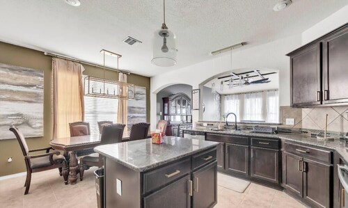 Beautiful 7-bedroom 3 bath Grand Home Escape