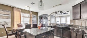 Beautiful 7-bedroom 3 bath Grand Home Escape