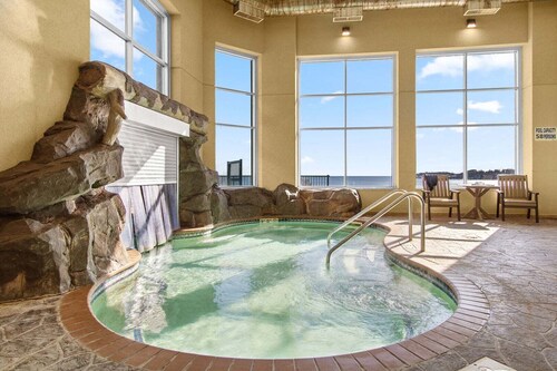 Lakefront Resort Condo with Pool & Hot Tub