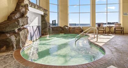 Lakefront Resort Condo with Pool & Hot Tub