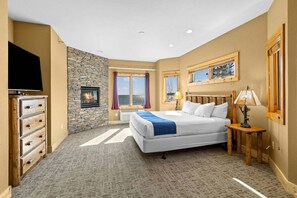 3 bedrooms, free WiFi, bed sheets - Lakefront Resort Condo with Pool & Hot Tub (Two Harbors)