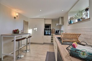 Fridge, microwave, oven, stovetop - Le Courtil - SAINT SAUVEUR DES LANDES (SAINT SAUVEUR DES LANDES)