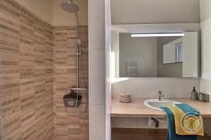 Shower, towels - Le Courtil - SAINT SAUVEUR DES LANDES (SAINT SAUVEUR DES LANDES)