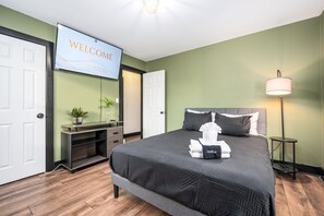 Iron/ironing board, WiFi, bed sheets - 5BR/3BA Stylish Modern Home in Decatur (Decatur)