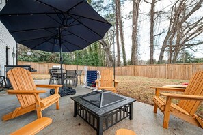 Outdoor dining - 5BR/3BA Stylish Modern Home in Decatur (Decatur)