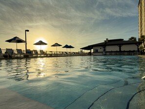 A heated pool - NEW! 3 Pools | Tiki Bar | 2nd Floor | Sleeps 10 | Renovated! (Panama City Beach)
