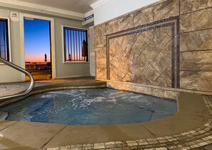 A heated pool - NEW! 3 Pools | Tiki Bar | 2nd Floor | Sleeps 10 | Renovated! (Panama City Beach)