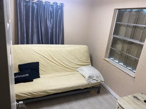 Living area - Brilliant 3-bedroom house with AC in Dania Beach (Dania Beach)