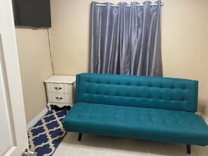 Living area - Brilliant 3-bedroom house with AC in Dania Beach (Dania Beach)