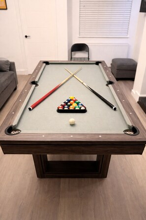 Game room - Game Zone House with Arcade & Pool (Eccles)