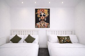 5 bedrooms, iron/ironing board, internet, bed sheets - Game Zone House with Arcade & Pool (Eccles)