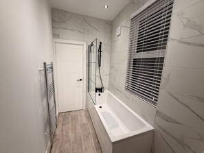 Bathroom - Modern Home for 9 with Garden (Greater Manchester)