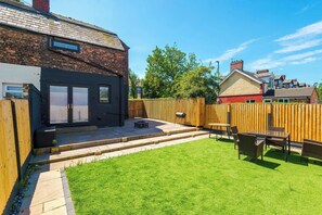 Outdoor dining - Modern Home for 9 with Garden (Greater Manchester)