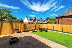 Outdoor dining - Modern Home for 9 with Garden (Greater Manchester)