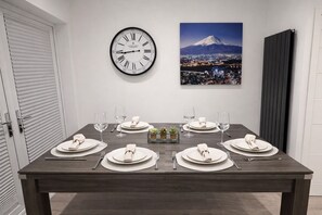 Dining - Modern Home for 9 with Garden (Greater Manchester)