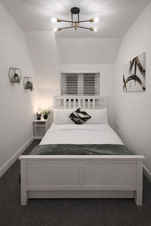 Room - Modern Home for 9 with Garden (Greater Manchester)