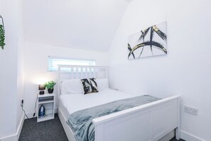 3 bedrooms, iron/ironing board, free WiFi, bed sheets - Modern Home for 9 with Garden (Greater Manchester)