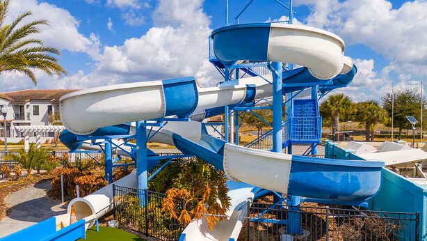 Ein Wasserpark mit mehreren Rutschen und einem blau-weißen Farbschema.