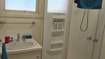 Dusche, Haartrockner, Handtücher, Seife