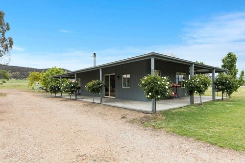 Charming country cottage, peaceful stay, family-friendly retreat, Glenrowan