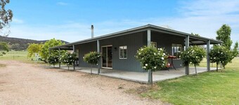 Charming country cottage, peaceful stay, family-friendly retreat, Glenrowan