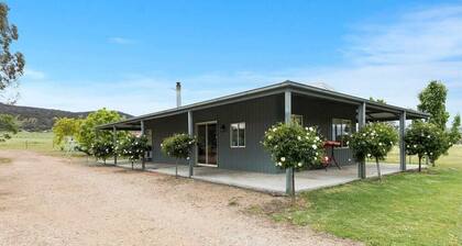 Charming country cottage, peaceful stay, family-friendly retreat, Glenrowan