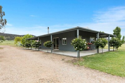 Charming country cottage, peaceful stay, family-friendly retreat, Glenrowan