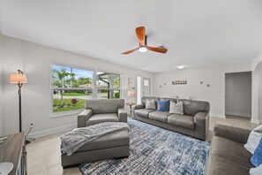Living area - Naples Paradise - Heated Saltwater Pool/Spa, Walk/Bike to the Beach! (Naples)