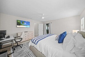 Room - Naples Paradise - Heated Saltwater Pool/Spa, Walk/Bike to the Beach! (Naples)