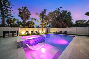 A heated pool - Naples Paradise - Heated Saltwater Pool/Spa, Walk/Bike to the Beach! (Naples)
