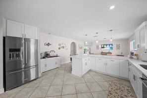 Private kitchen - Naples Paradise - Heated Saltwater Pool/Spa, Walk/Bike to the Beach! (Naples)